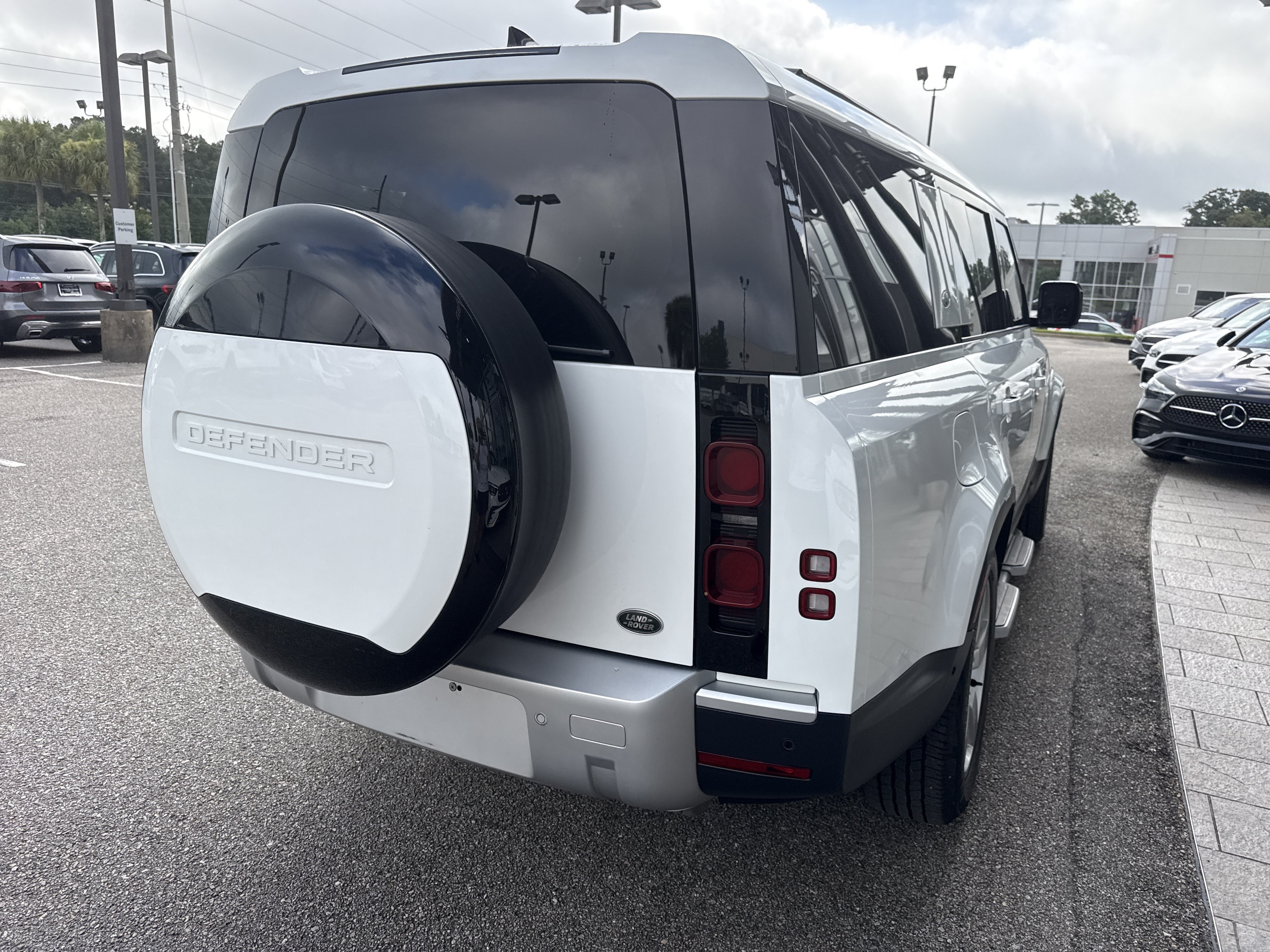 Used 2023 Land Rover Defender 130 SE AWD/4WD image 4