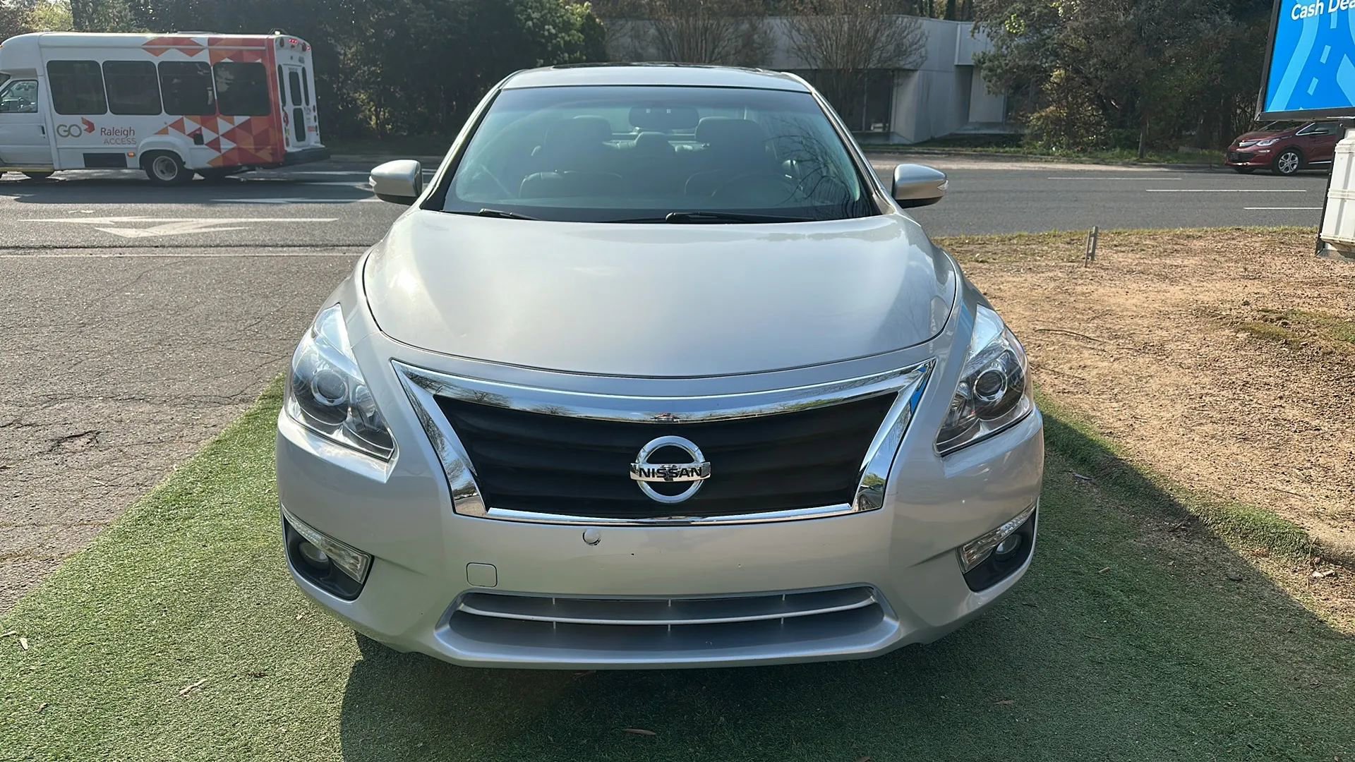 Used 2015 Nissan Altima 2.5 SL w/ Technology Package image 2