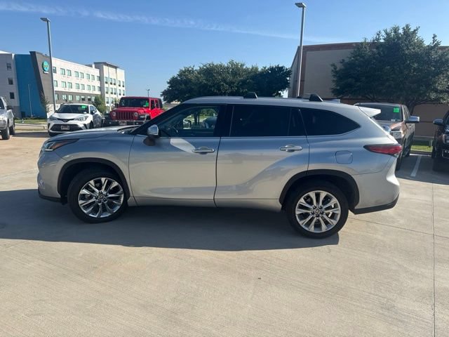 Used 2023 Toyota Highlander Limited FWD image 6