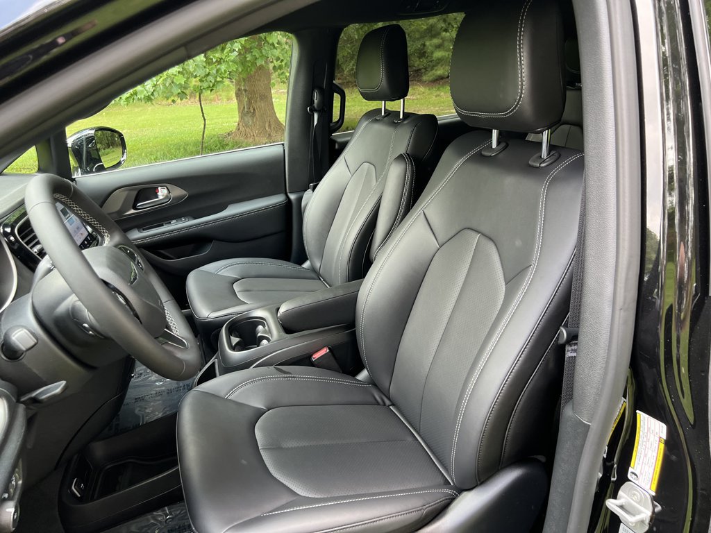 New 2026 Chrysler Pacifica Select FWD image 17