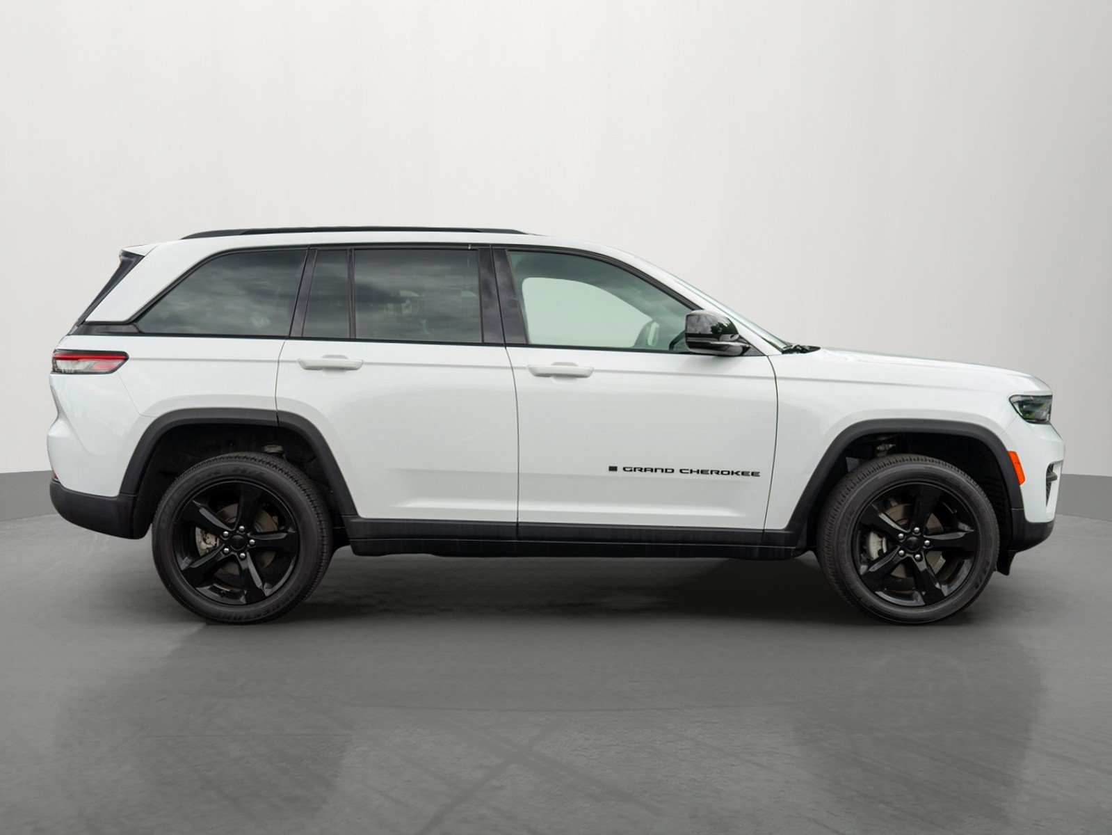 Used 2024 Jeep Grand Cherokee Altitude AWD/4WD image 8