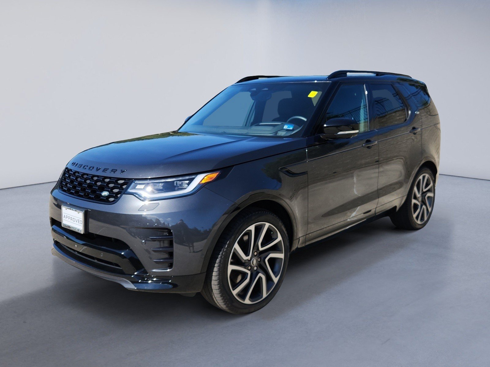 Used 2024 Land Rover Discovery Dynamic SE AWD/4WD image 2