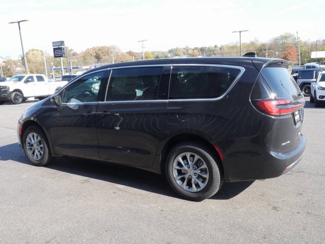 New 2026 Chrysler Pacifica Select AWD/4WD image 6