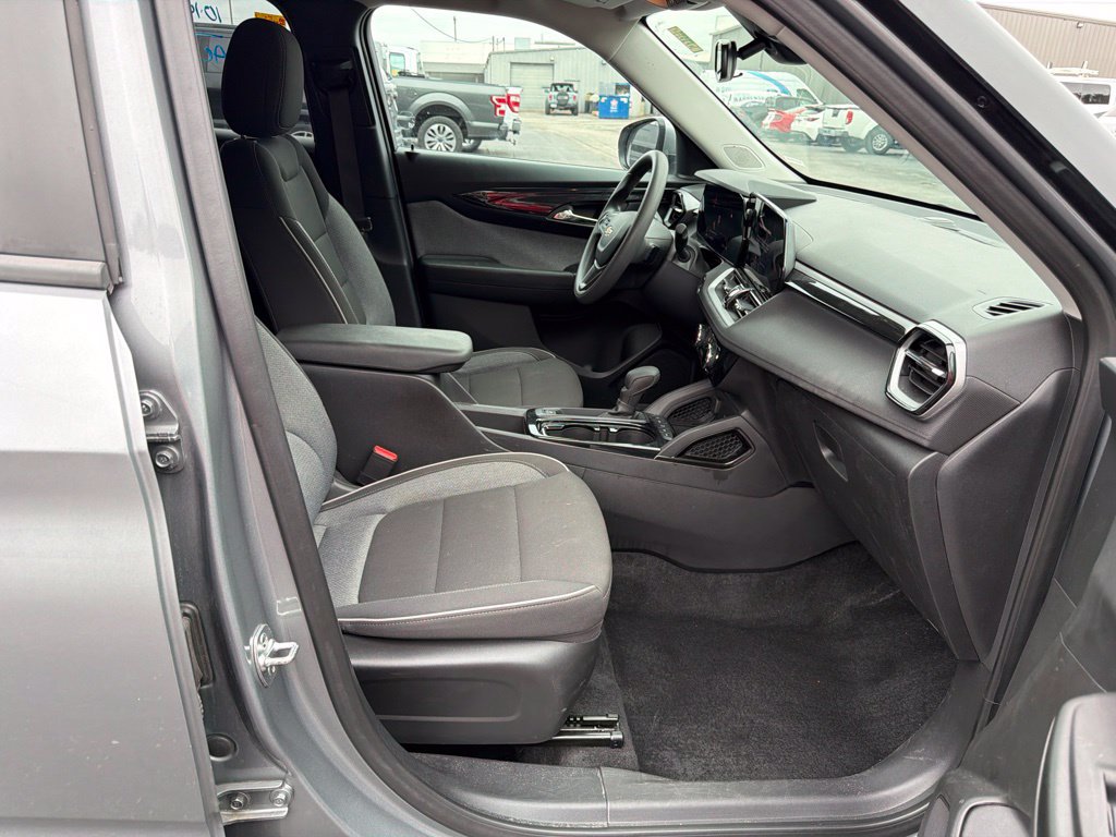 Used 2025 Chevrolet TrailBlazer LT AWD/4WD image 15