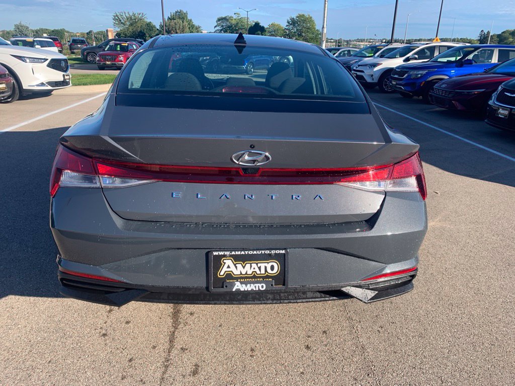 Used 2023 Hyundai Elantra SEL w/ Convenience Package FWD image 4