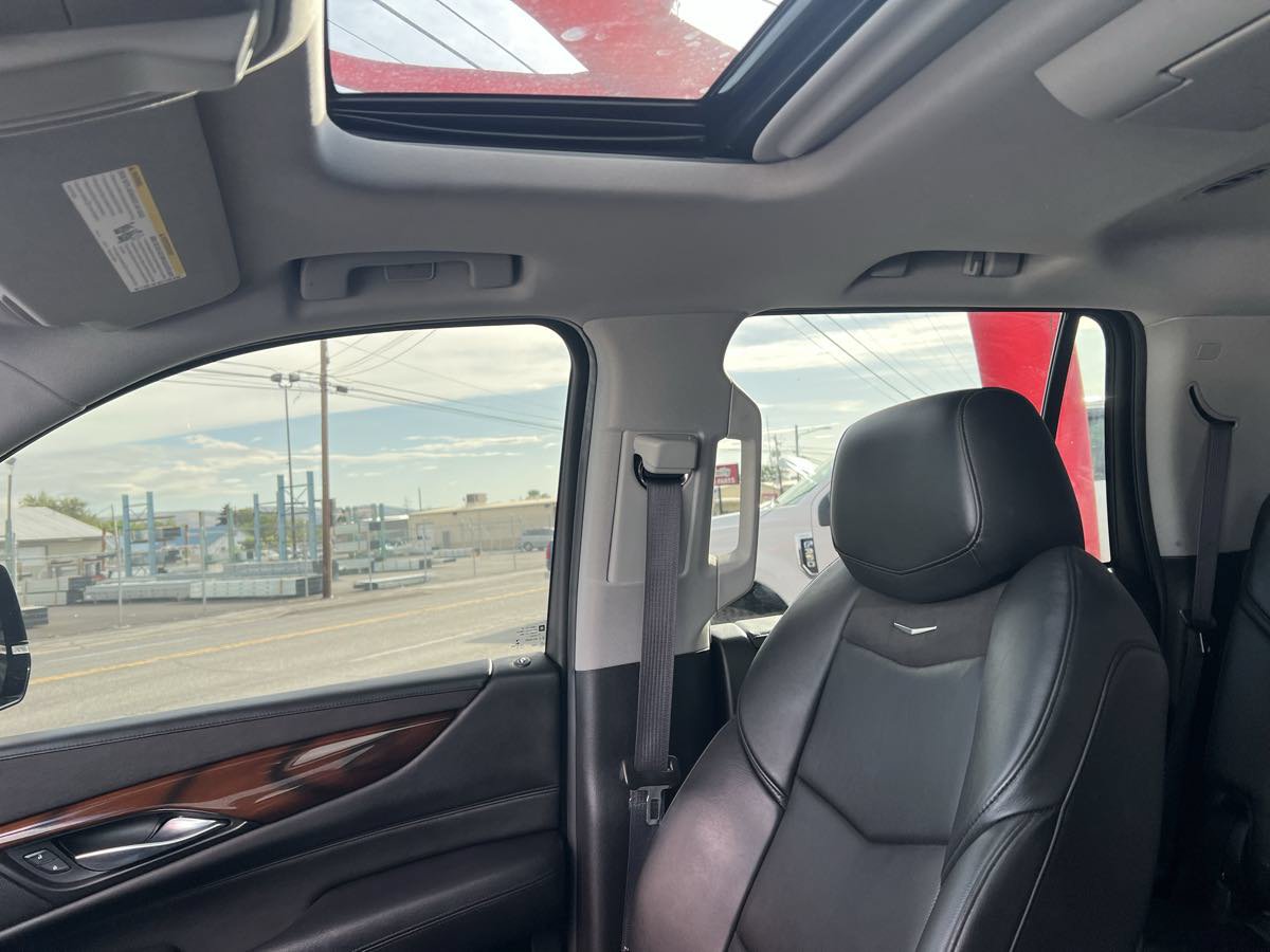 Used 2016 Cadillac Escalade Luxury AWD/4WD image 14
