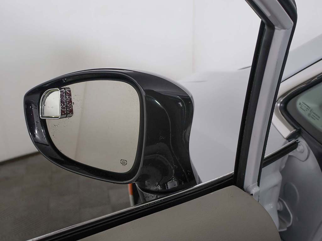 Used 2024 Chrysler Pacifica Touring-L image 31