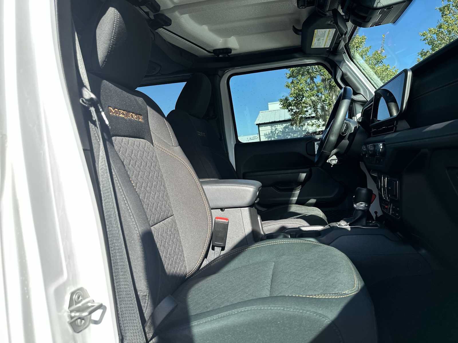 Used 2024 Jeep Gladiator Mojave AWD/4WD image 19
