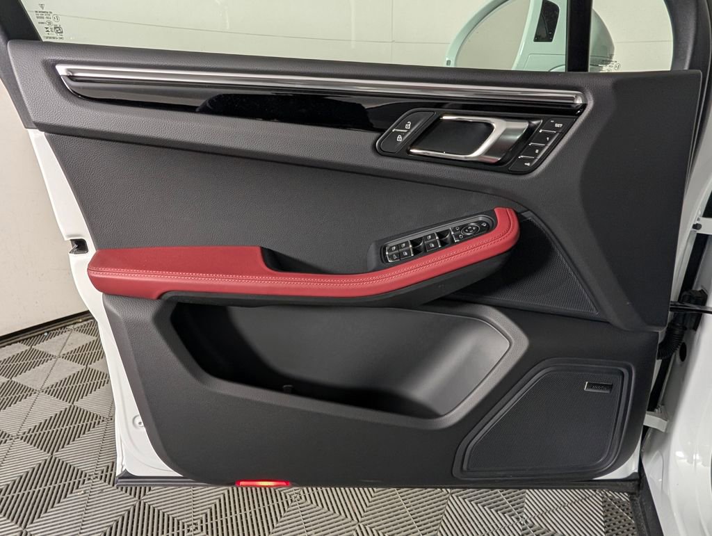 New 2026 Porsche Macan image 25