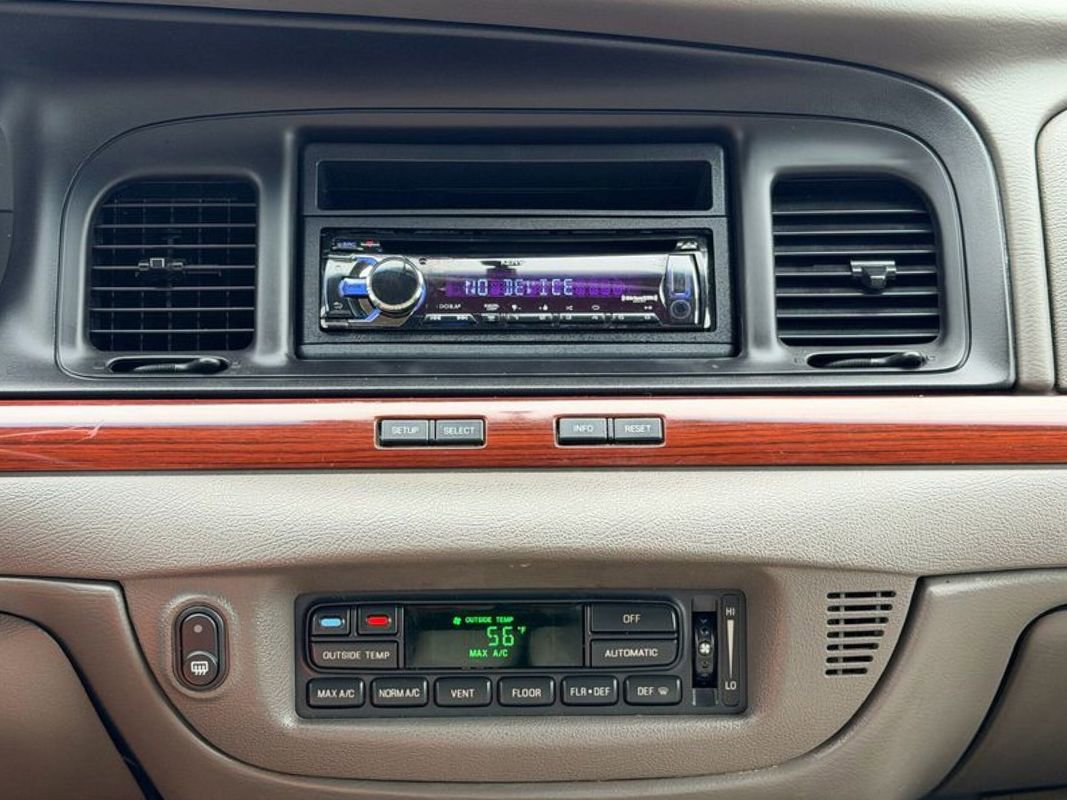 Used 2011 Ford Crown Victoria LX w/ Comfort Appearance Pkg RWD image 28