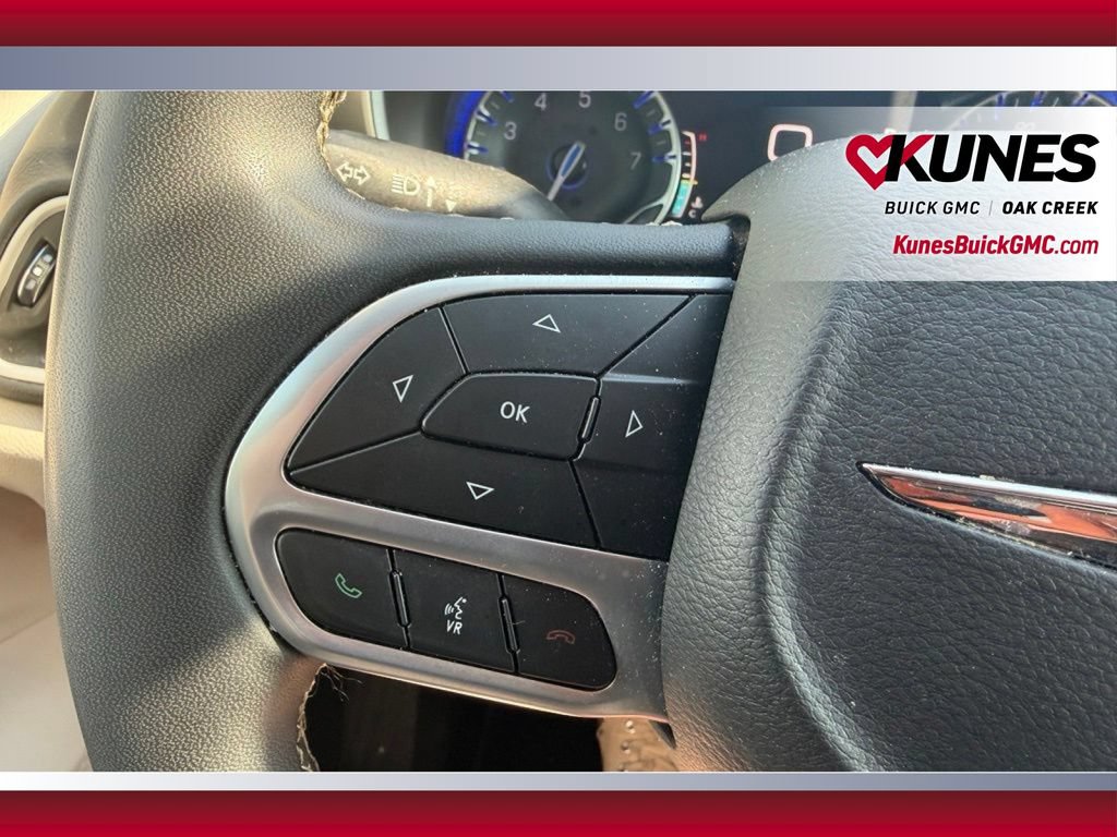 Used 2023 Chrysler Pacifica Touring-L FWD image 17