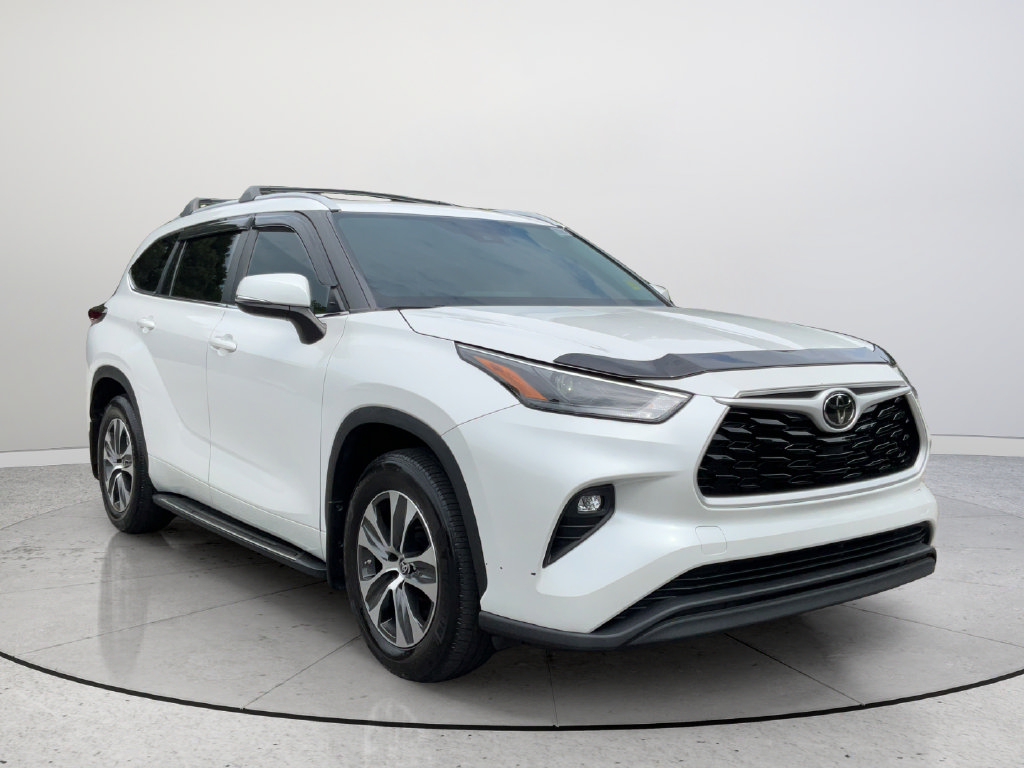 Used 2024 Toyota Highlander XLE FWD image 1