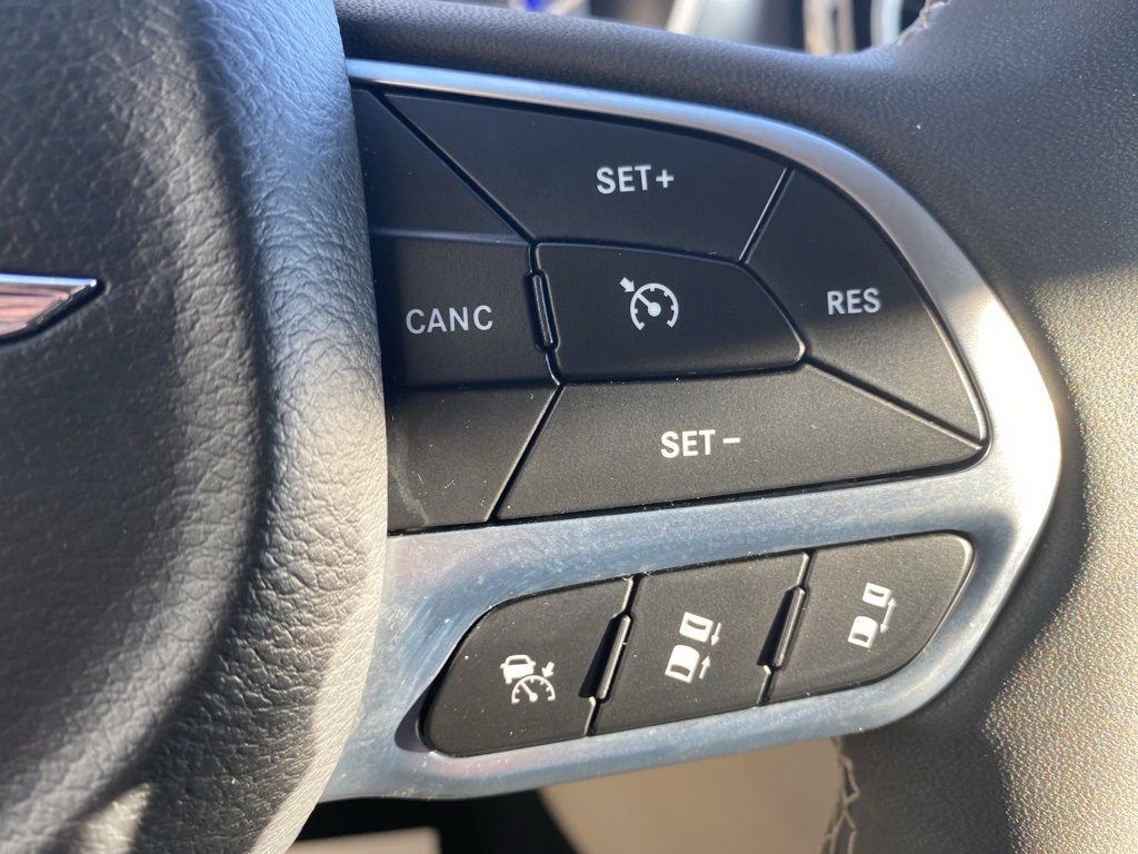 Used 2024 Chrysler Pacifica Touring-L image 31