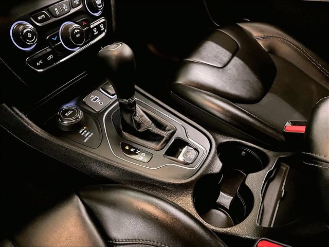 Used 2019 Jeep Cherokee Latitude Plus w/ Cold Weather Group AWD/4WD image 16
