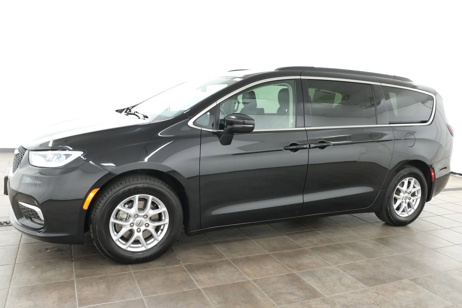 Used 2022 Chrysler Pacifica Touring-L FWD image 2