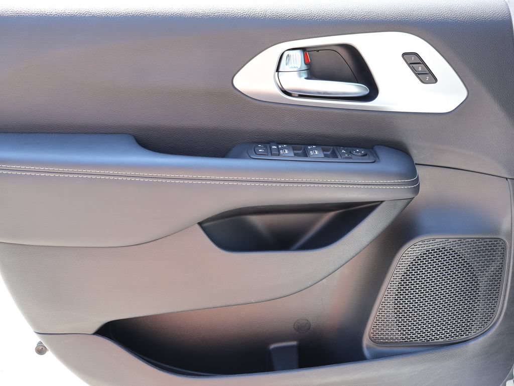 Used 2025 Chrysler Pacifica Limited FWD image 20