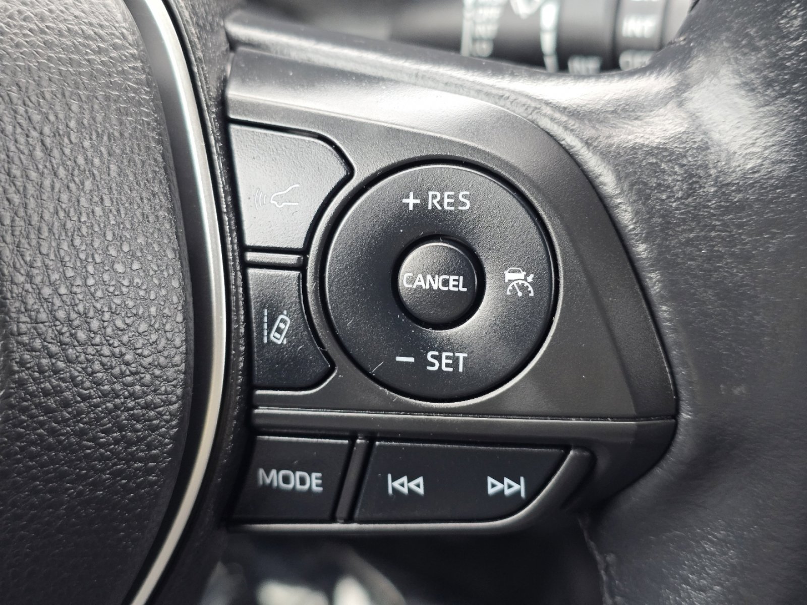 Used 2022 Toyota Corolla Cross LE image 32