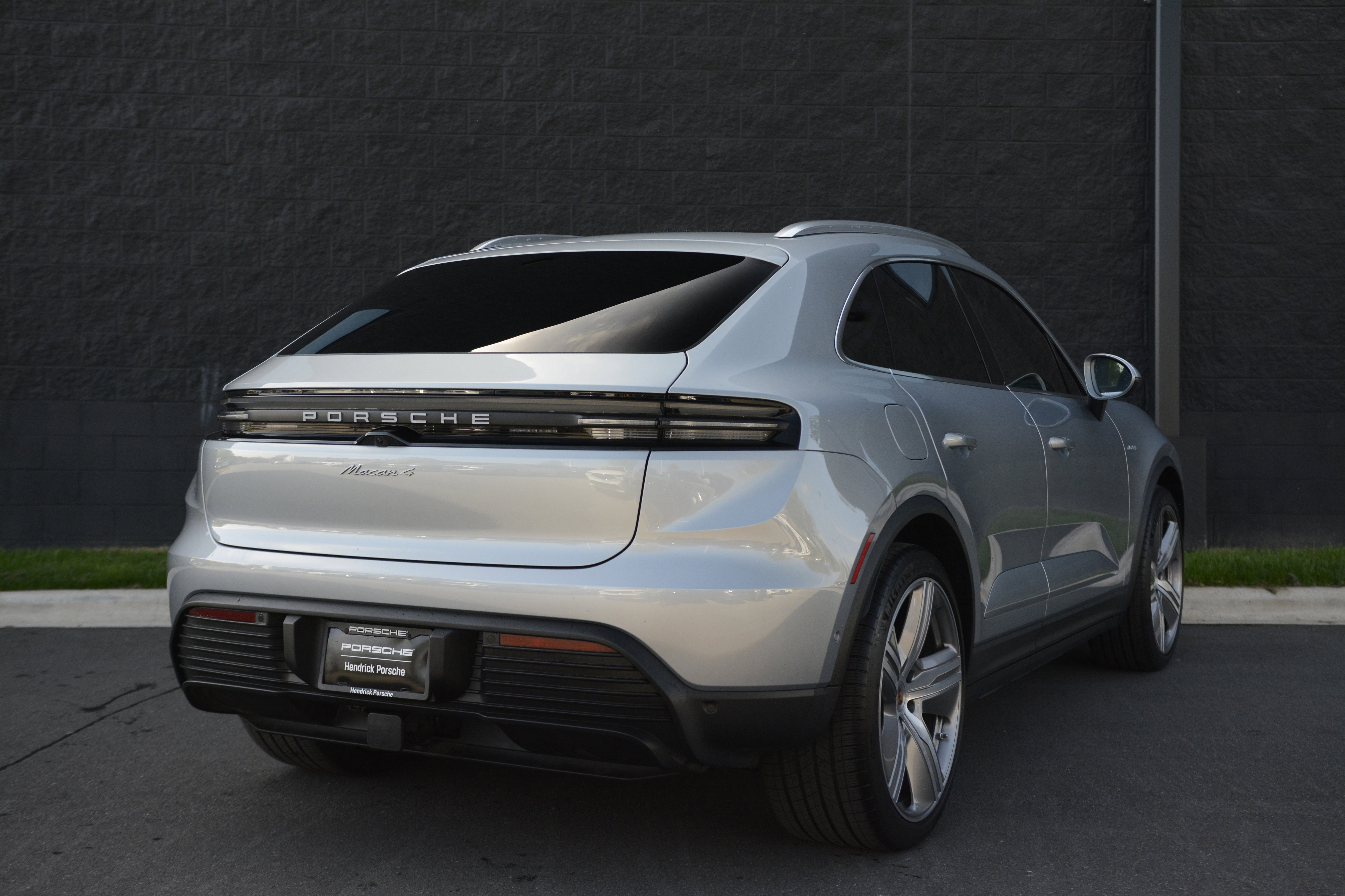 Certified 2025 Porsche Macan 4 Electric image 7