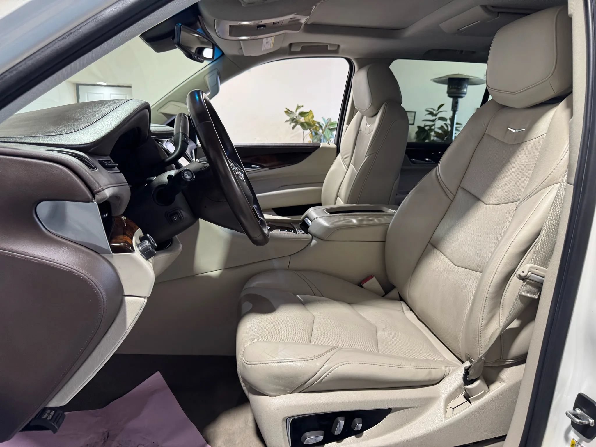 Used 2015 Cadillac Escalade Luxury AWD/4WD image 10