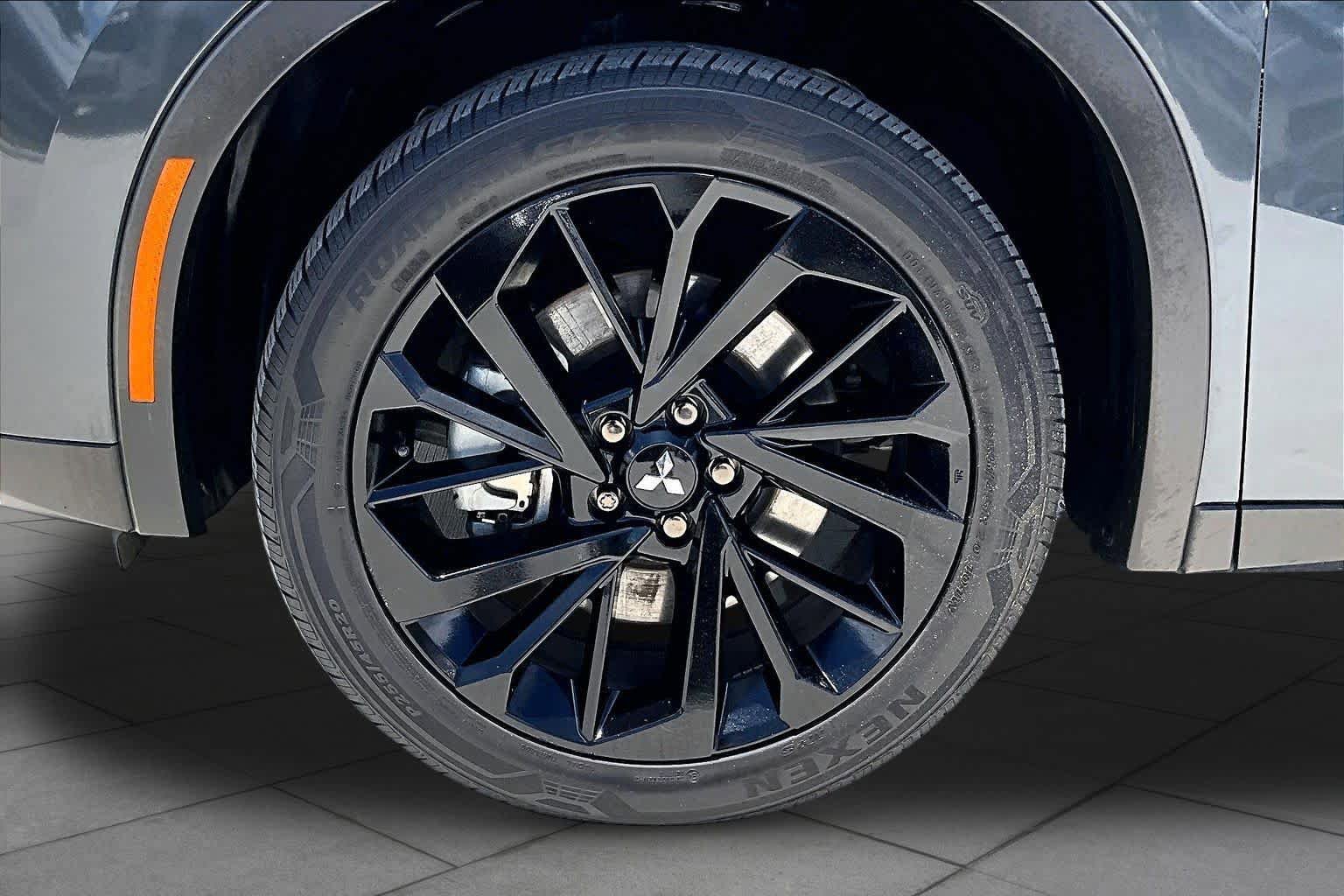 Used 2024 Mitsubishi Outlander SE Black Edition FWD image 11