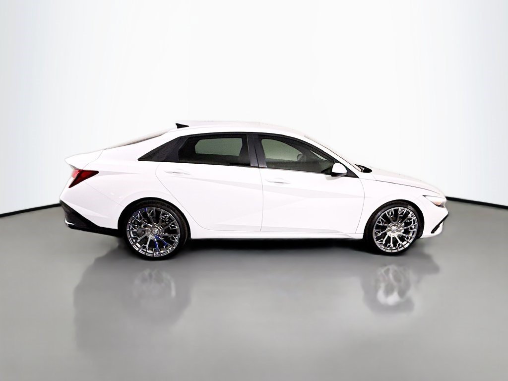 Used 2025 Hyundai Elantra SE FWD image 11