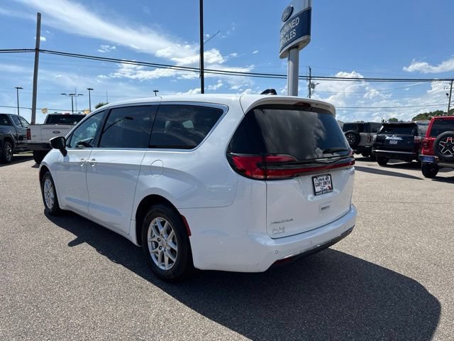 Used 2023 Chrysler Pacifica Touring-L FWD image 5