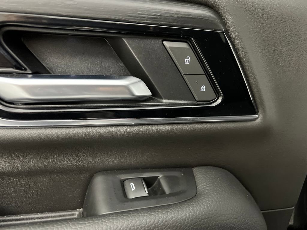 Used 2025 GMC Yukon Denali AWD/4WD image 17