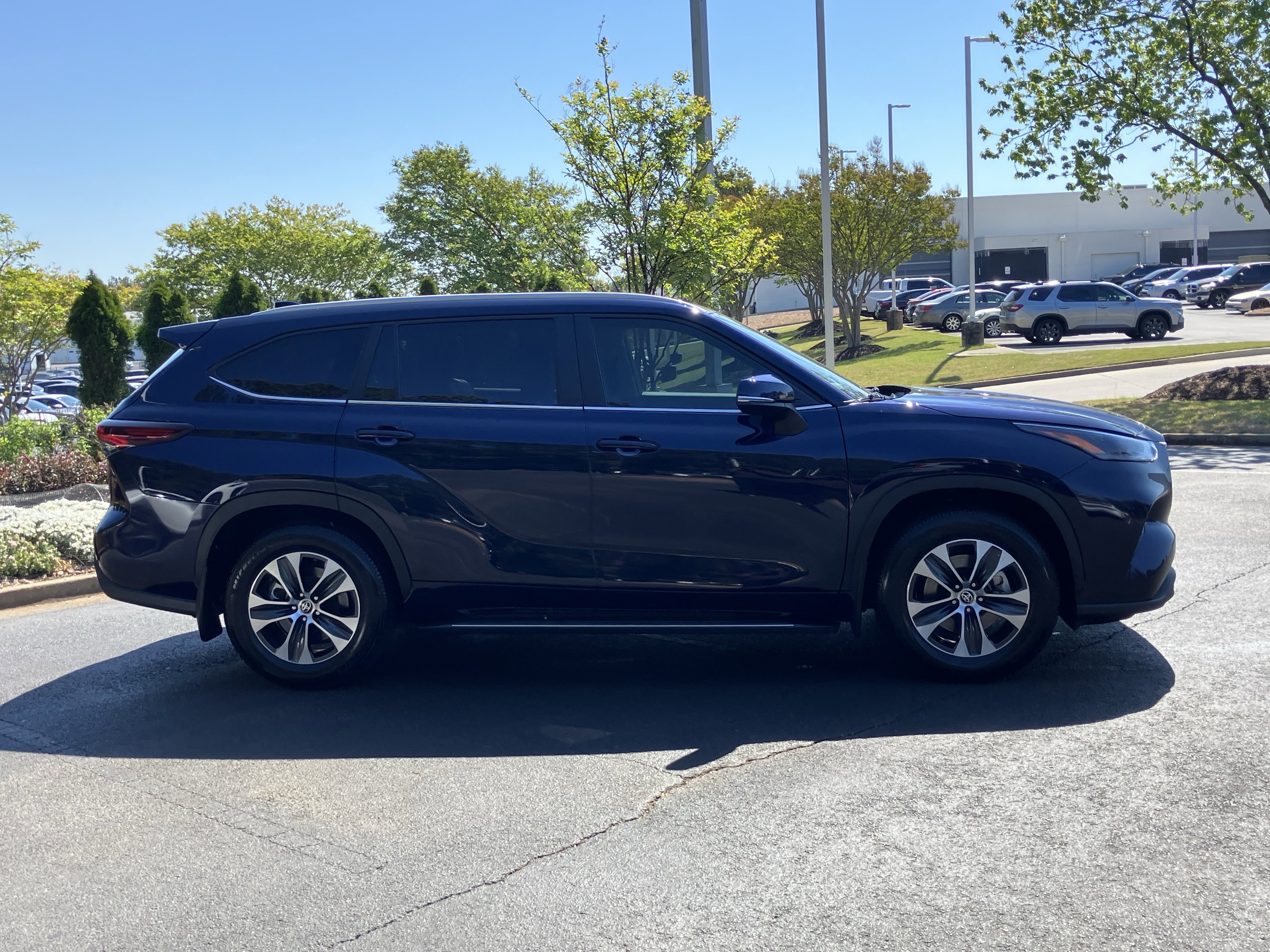 Used 2025 Toyota Highlander XLE FWD image 11
