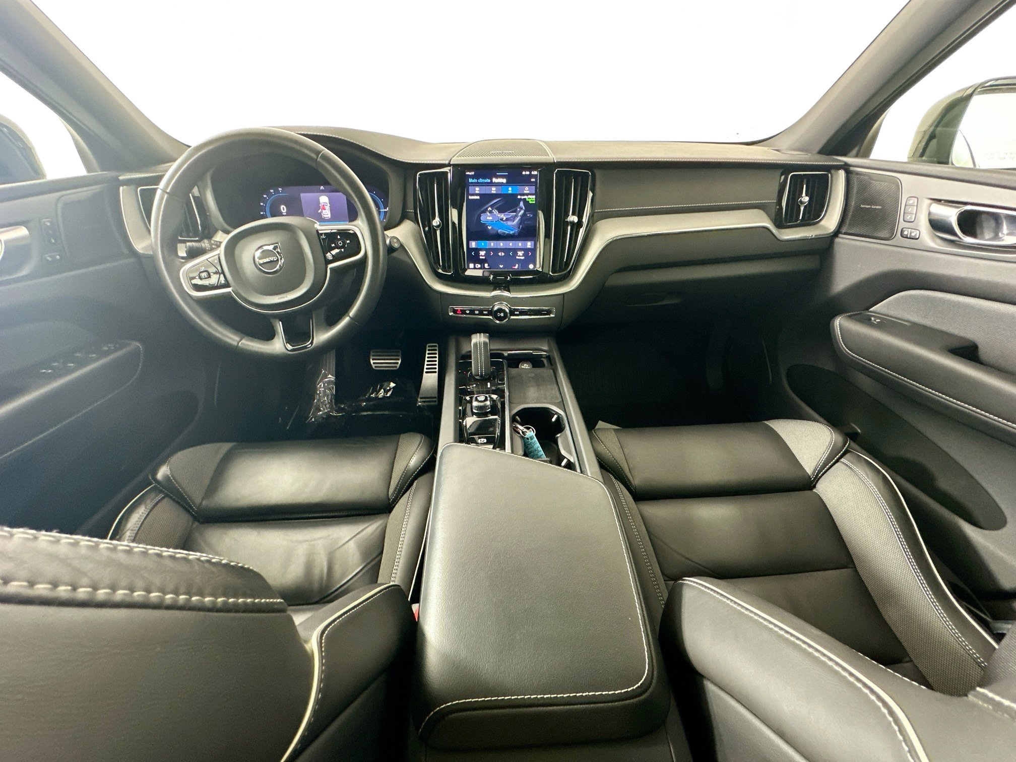 Used 2022 Volvo XC60 T8 R-Design w/ Advanced Package image 30