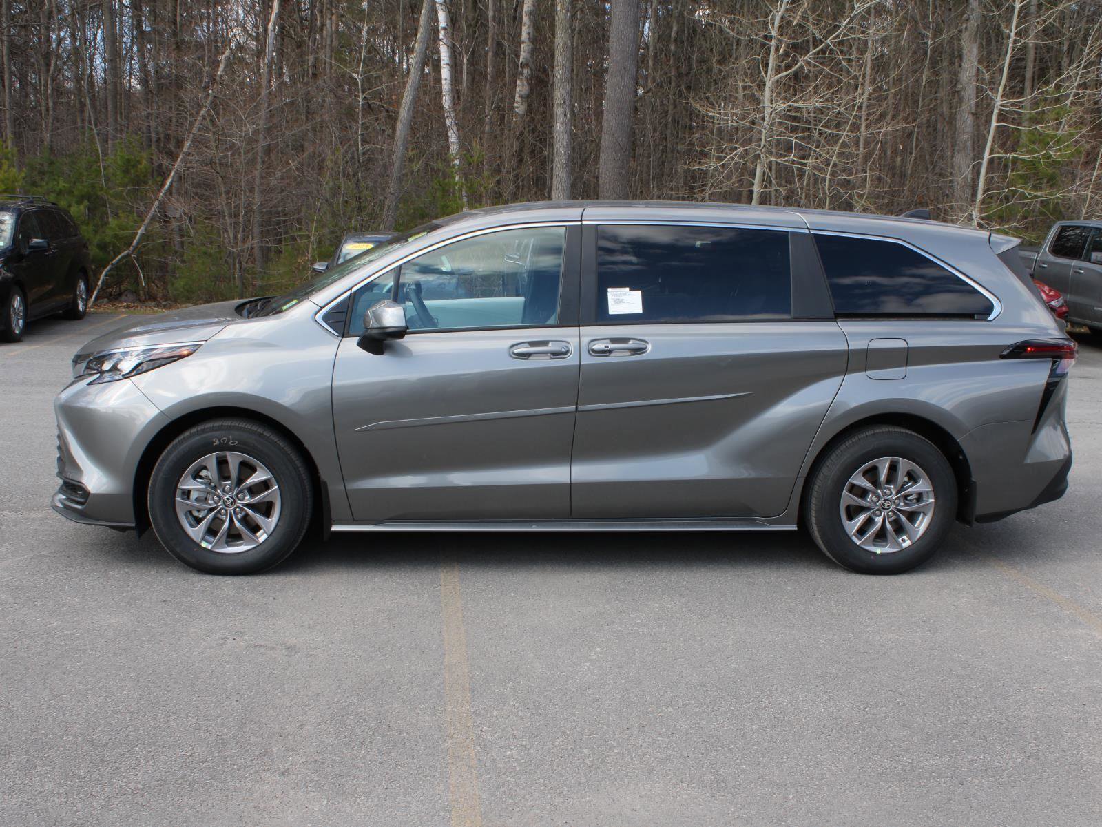 New 2026 Toyota Sienna LE AWD/4WD image 5