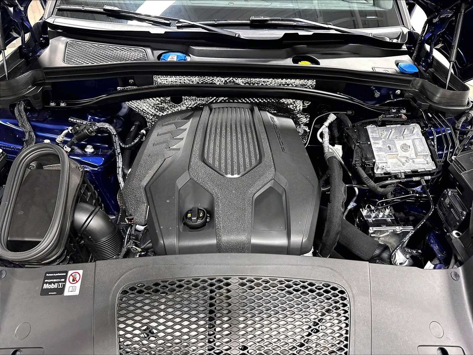 Used 2026 Porsche Macan AWD/4WD image 36