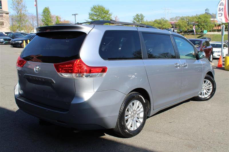 Used 2013 Toyota Sienna XLE w/ Entertainment Pkg FWD image 5