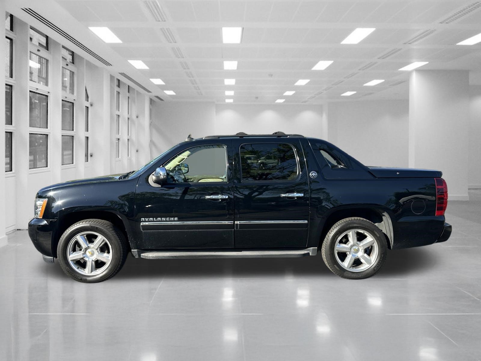Used 2013 Chevrolet Avalanche LTZ AWD/4WD image 8
