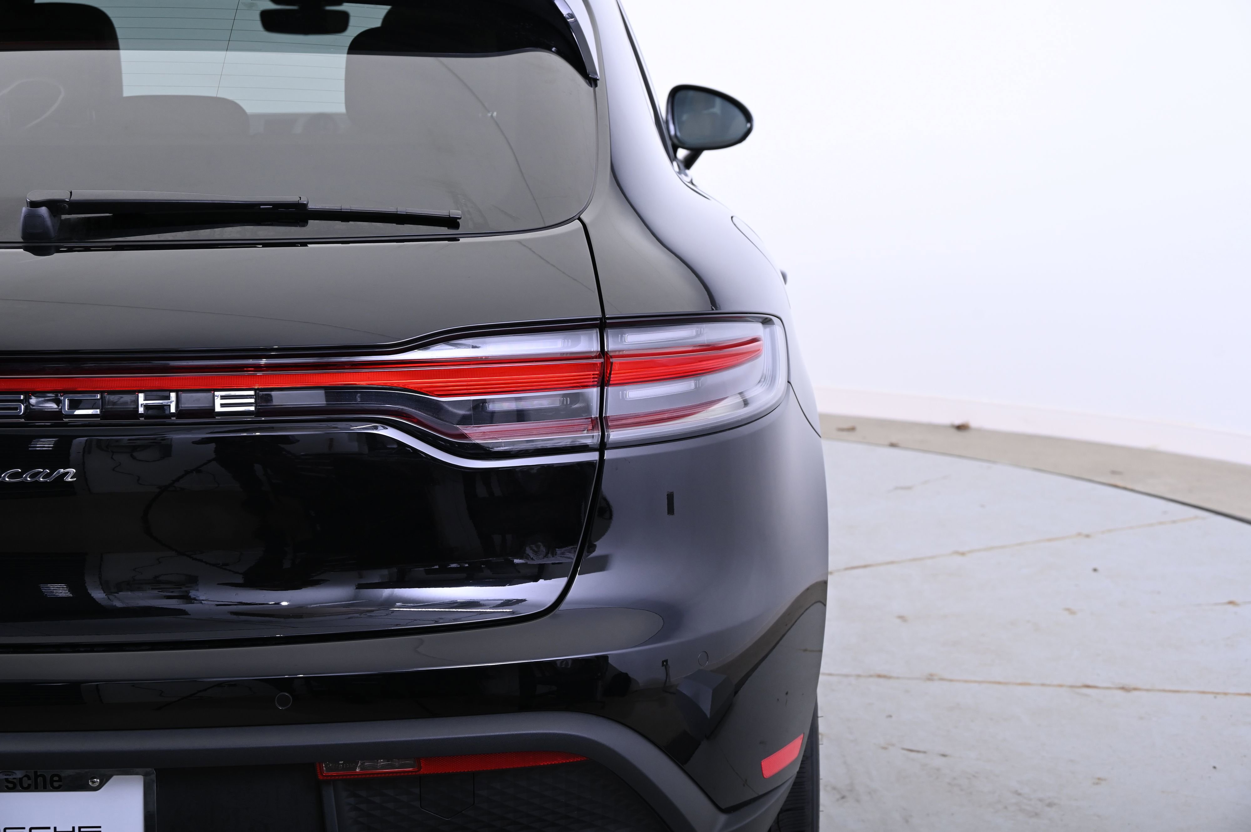 Certified 2025 Porsche Macan image 14