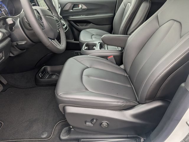 New 2027 Chrysler Pacifica Select FWD image 12