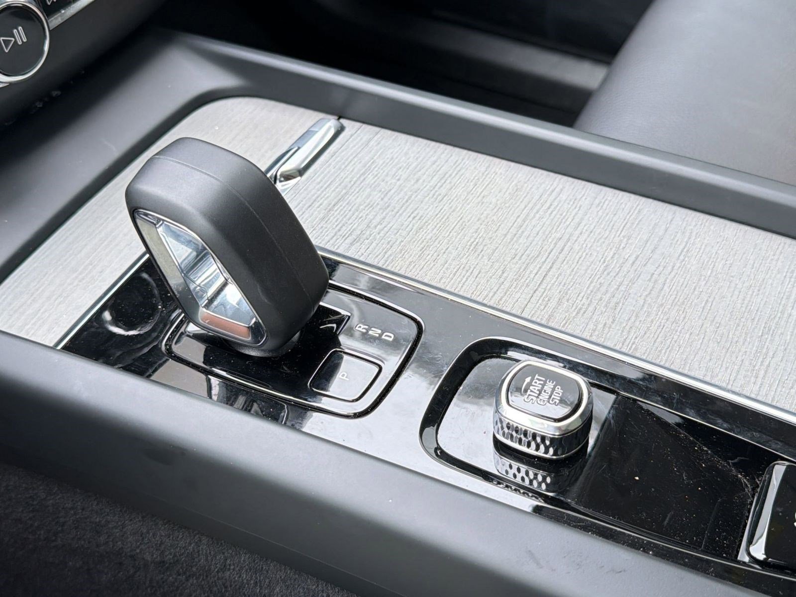 Certified 2025 Volvo XC60 B5 Plus image 17