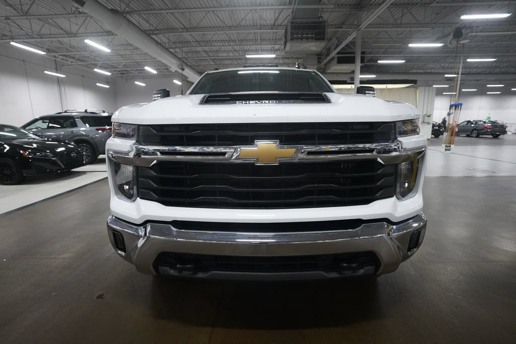 Used 2024 Chevrolet Silverado 2500 LT w/ Convenience Package AWD/4WD image 2