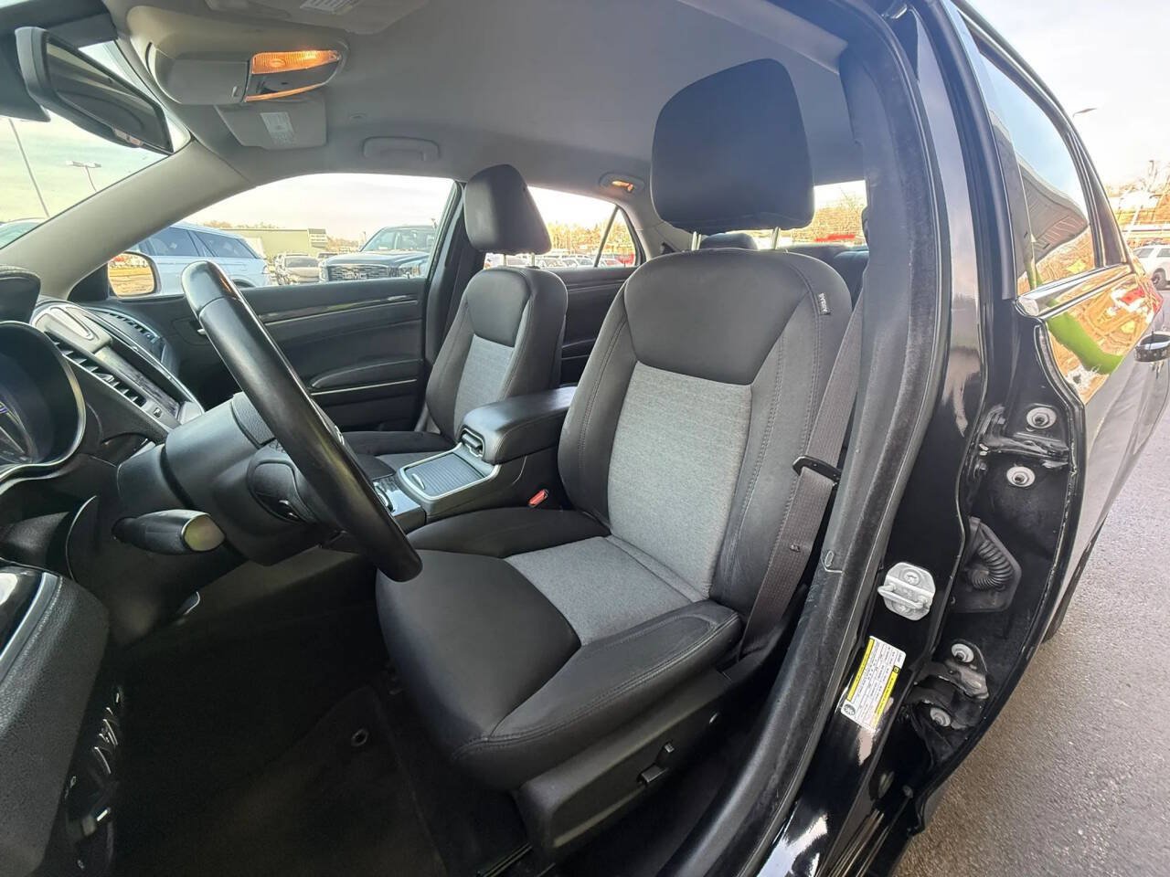 Used 2018 Chrysler 300 Touring AWD/4WD image 25