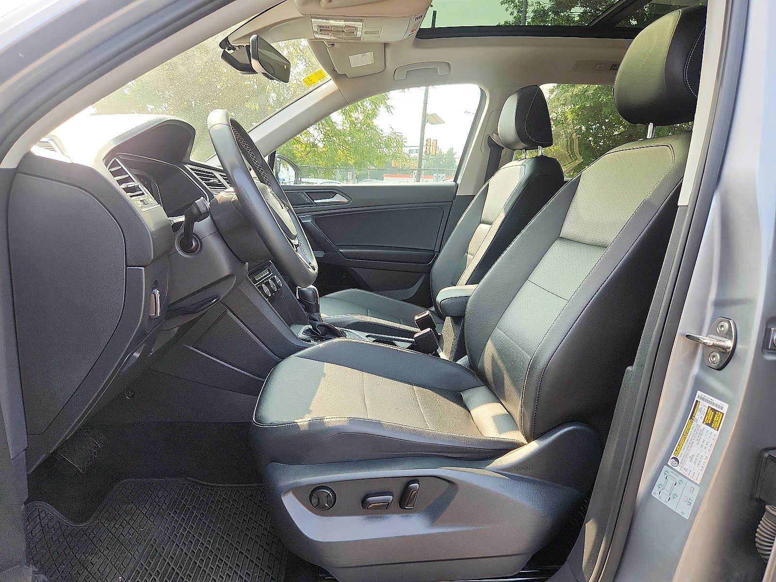 Used 2021 Volkswagen Tiguan SEL AWD/4WD image 13