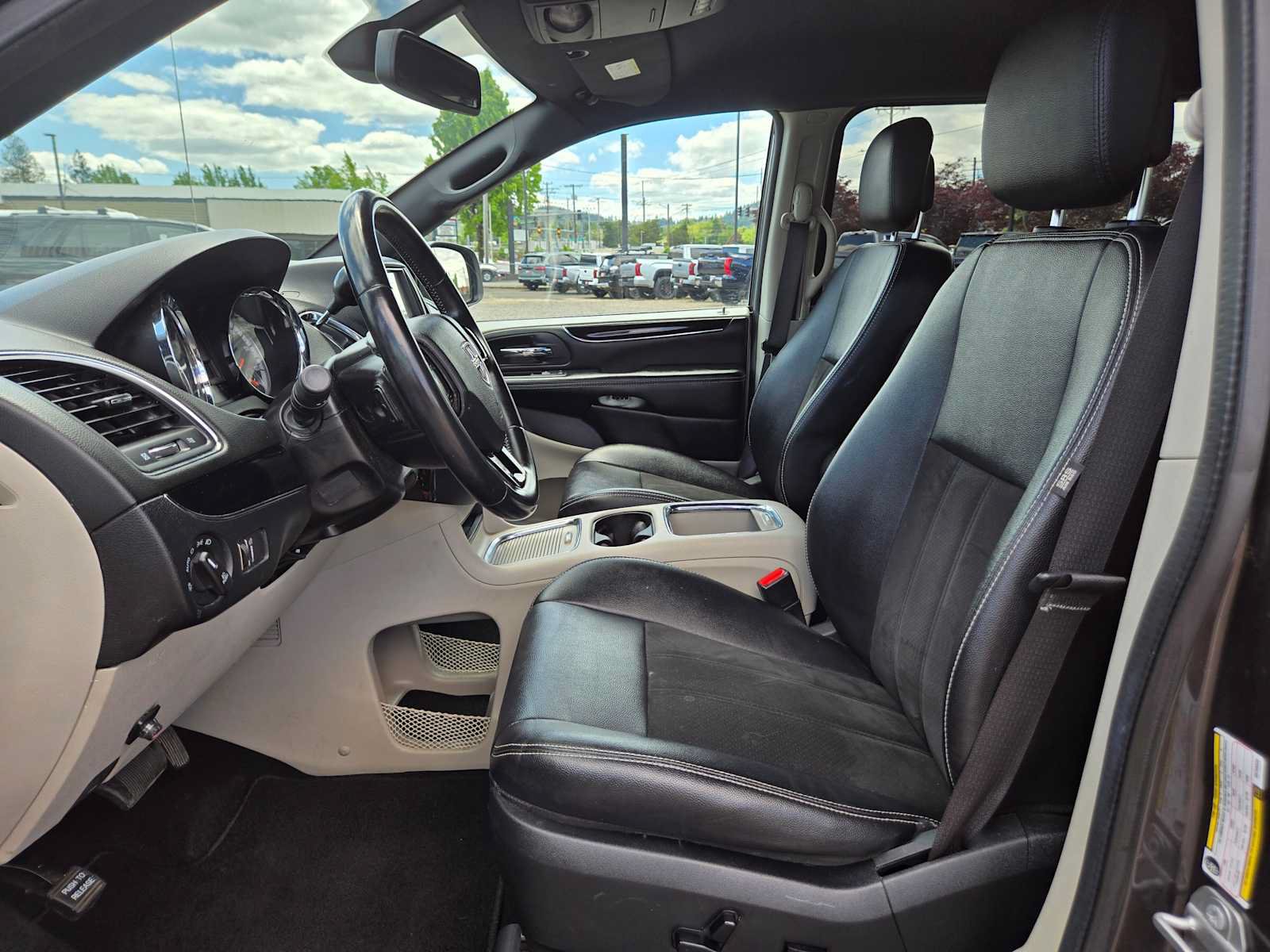Used 2019 Dodge Grand Caravan SXT FWD image 24