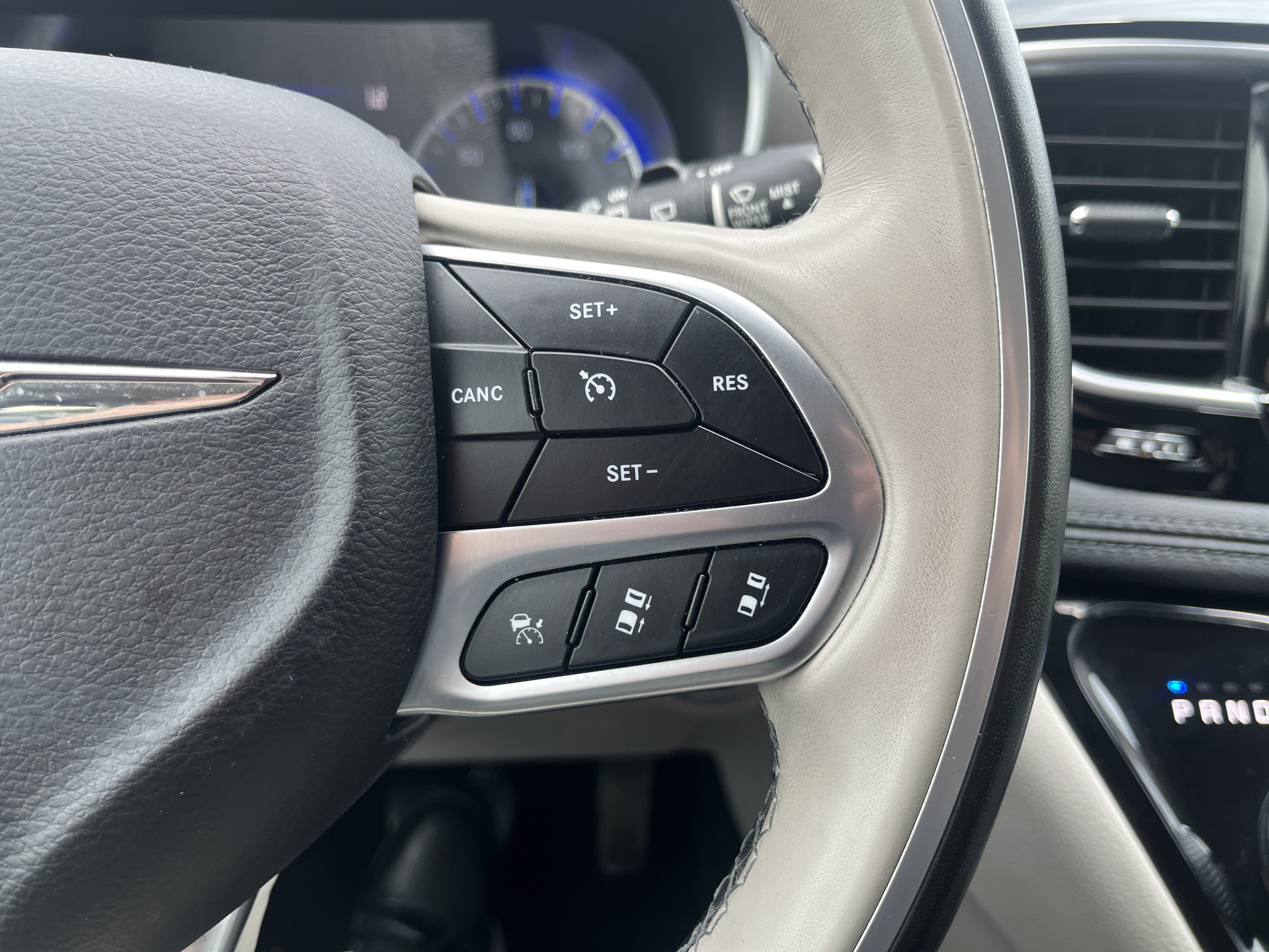 Used 2019 Chrysler Pacifica Limited w/ Tire & Wheel Group FWD image 27