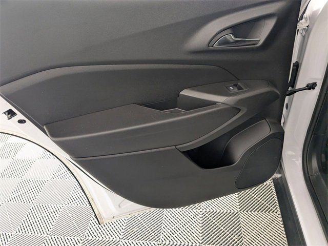 Used 2025 Chevrolet Trax LT w/ LT Convenience Package image 27