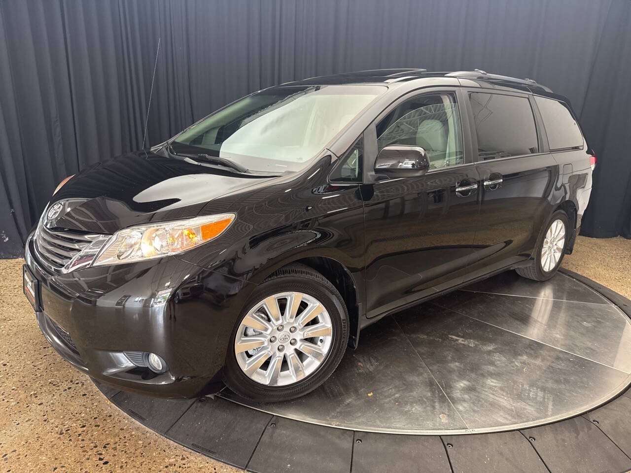 Used 2013 Toyota Sienna XLE AWD/4WD image 2