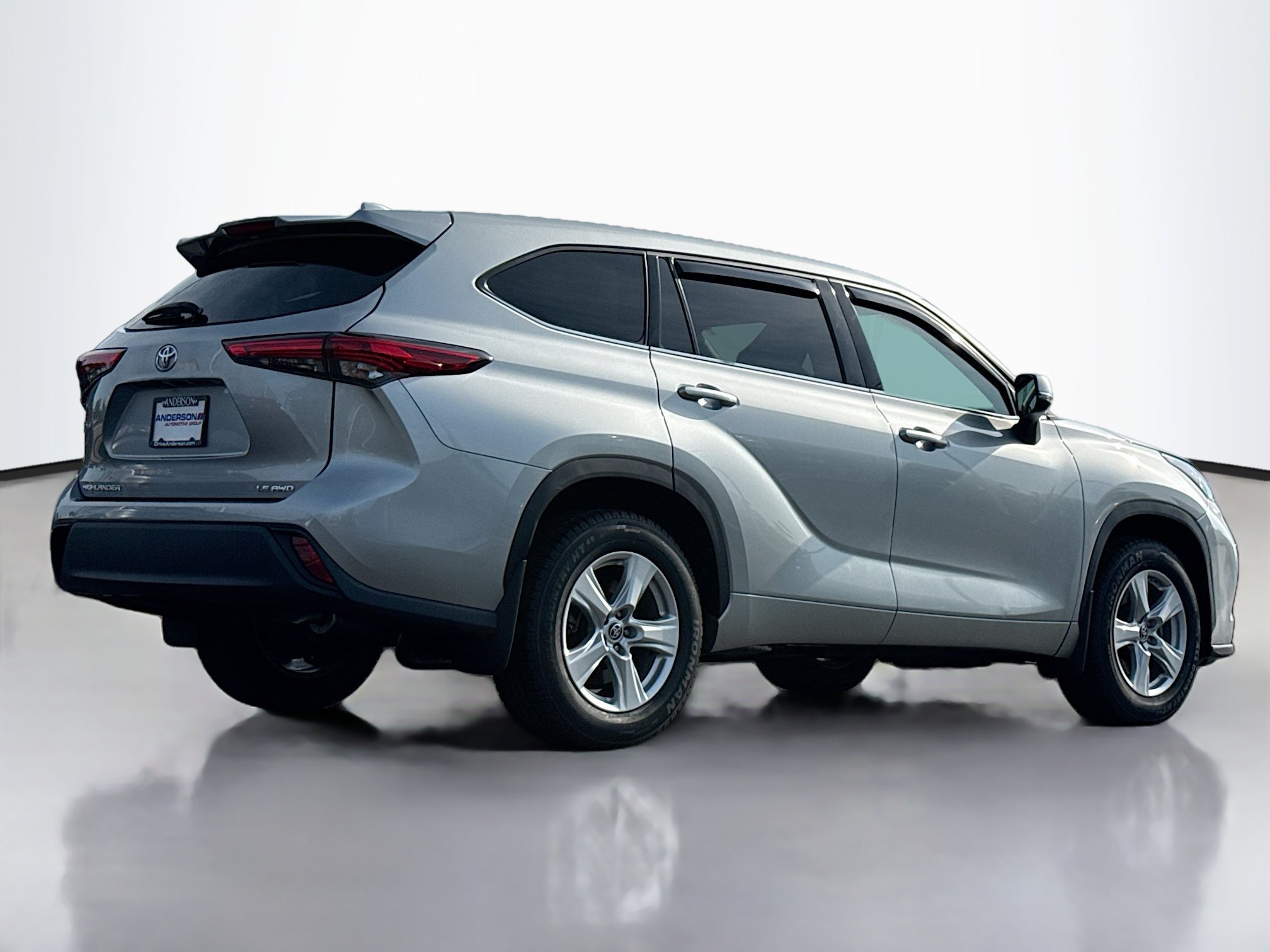 Used 2020 Toyota Highlander LE AWD/4WD image 2