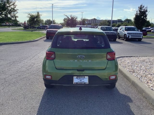 Used 2022 Hyundai Venue SE FWD image 4