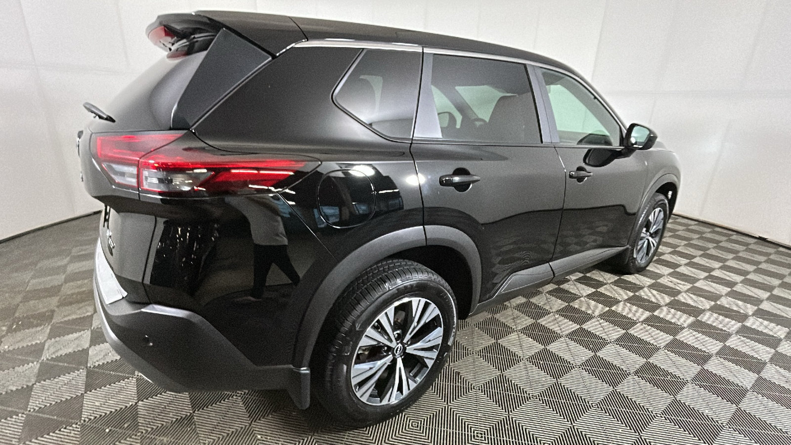 Used 2023 Nissan Rogue SV AWD/4WD image 3