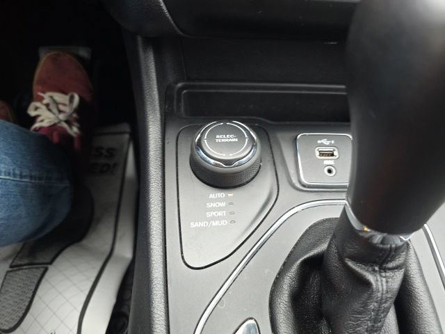 Used 2020 Jeep Cherokee Latitude Plus w/ Cold Weather Group AWD/4WD image 23