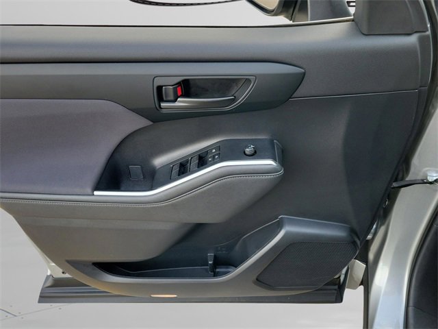 Used 2023 Toyota Highlander LE image 14