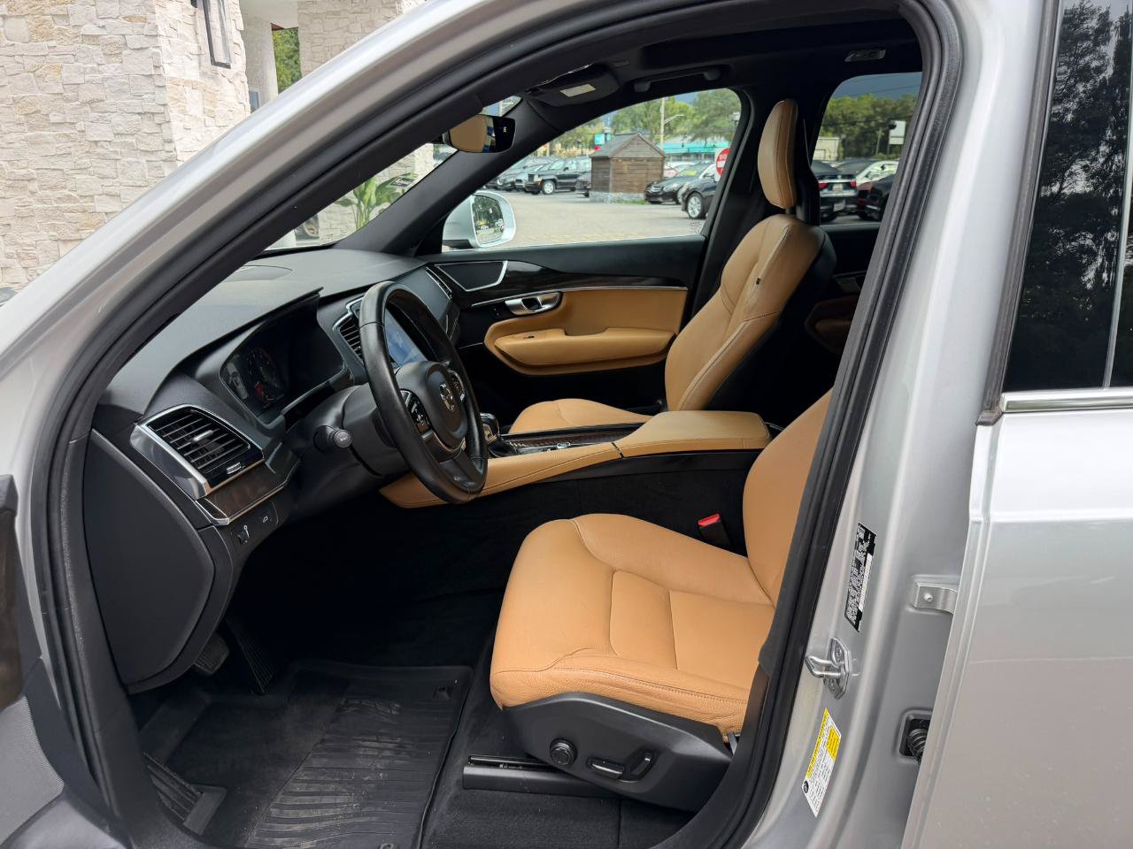 Used 2018 Volvo XC90 T6 Momentum w/ Convenience Package AWD/4WD image 24