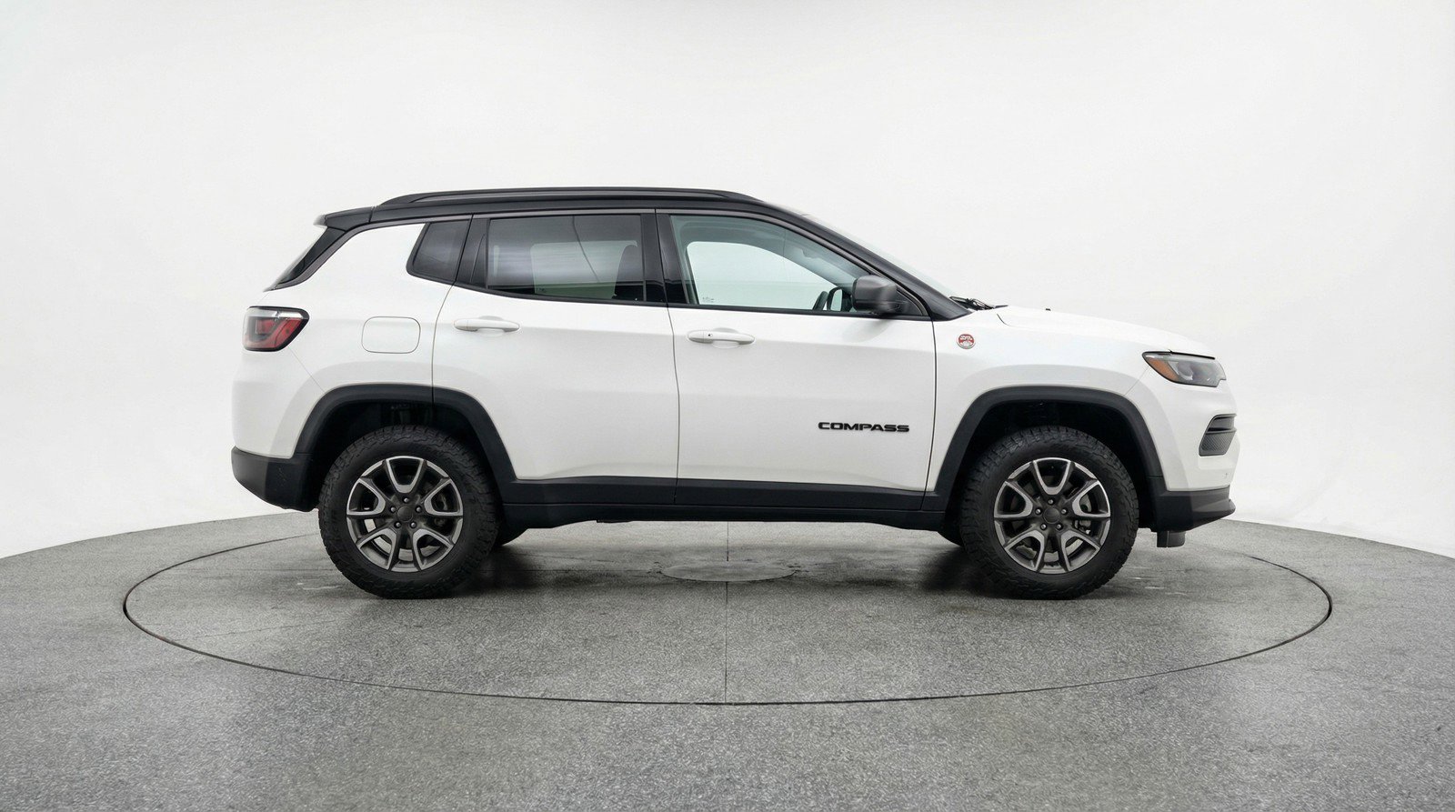 Used 2025 Jeep Compass Trailhawk image 11